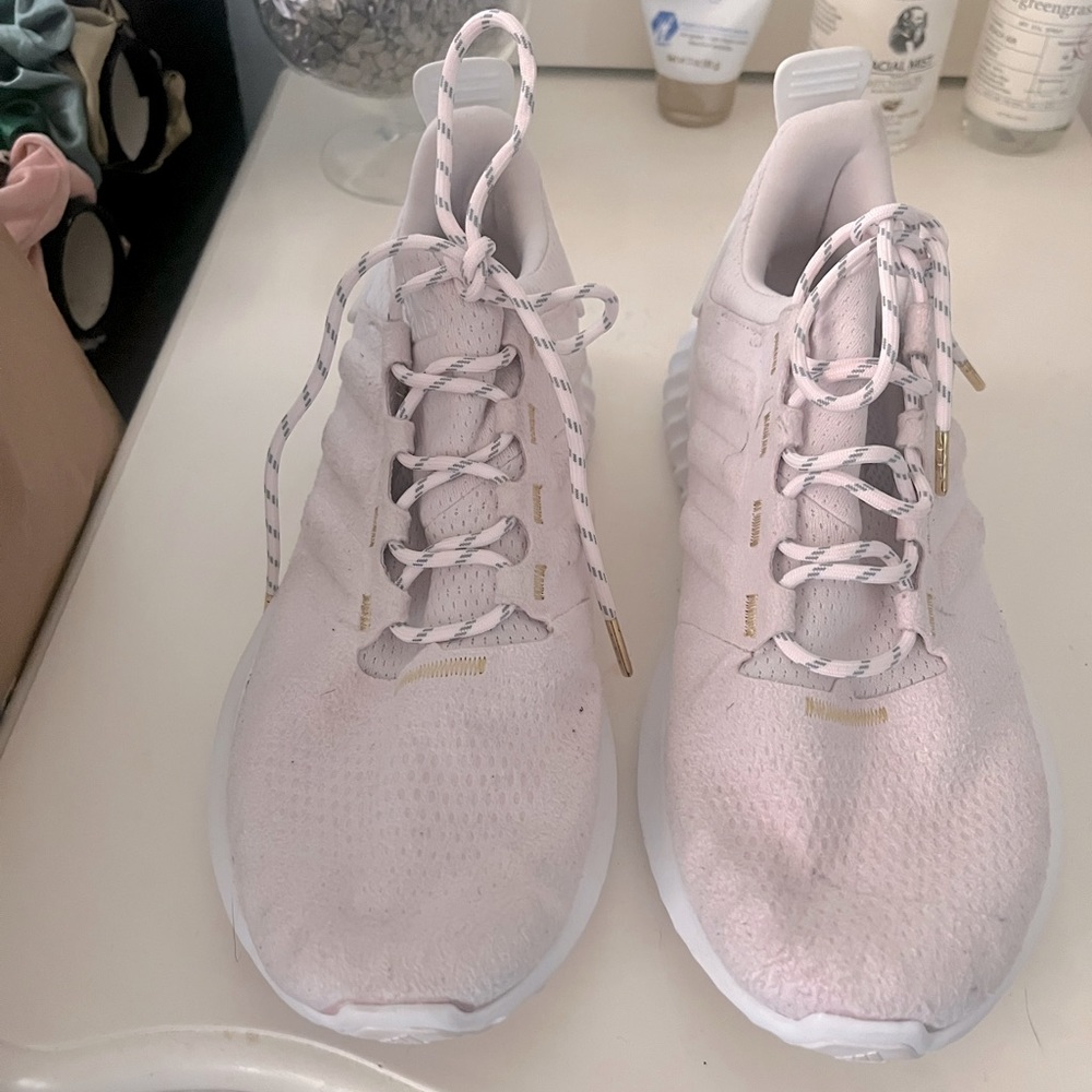 Pink size 6 3ounce sneakers new